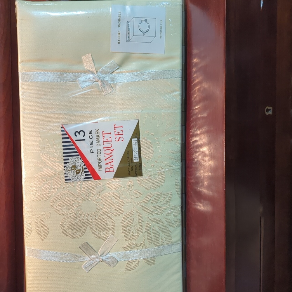 Imported Damask Banquet Set, 64" x 104" Light Yellow.  NWT